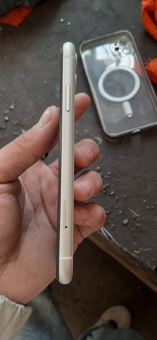 Iphone 11 128 gb xolati ekrani qisilgan