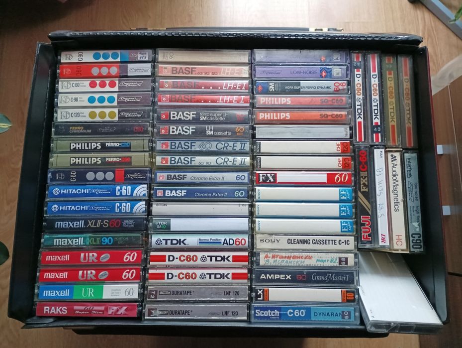 Куфарче с аудио касети - метални, хромни и нормални