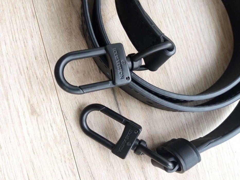 Geanta compacta Louis Vuitton crossbody Monogram cu curea din piele