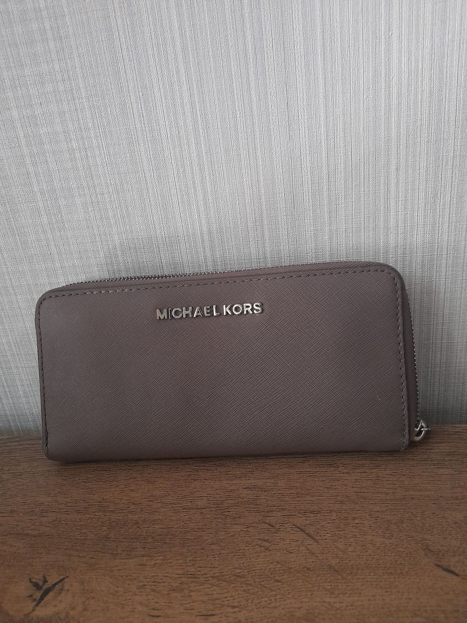 Mishael Kors дамско портмоне.