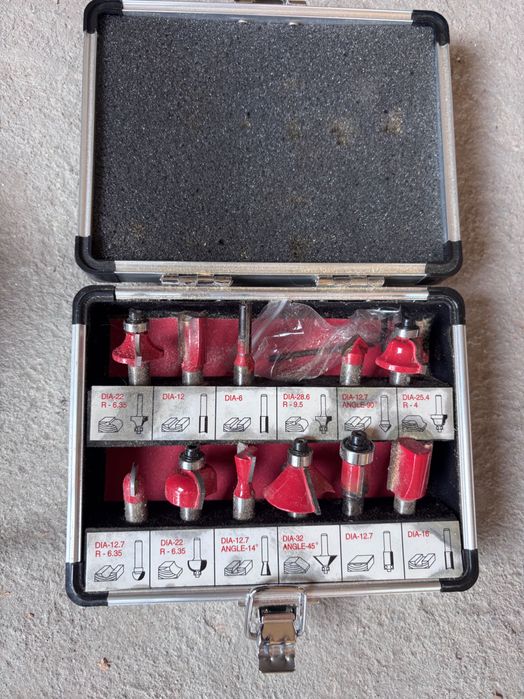 Оберфреза Bosch GOF 130