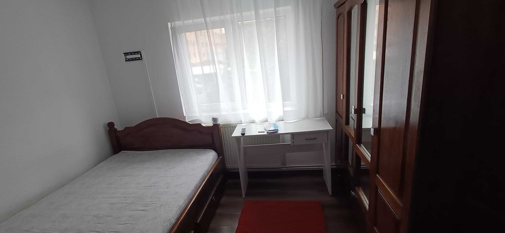 De inchiriat apartament 3 camere