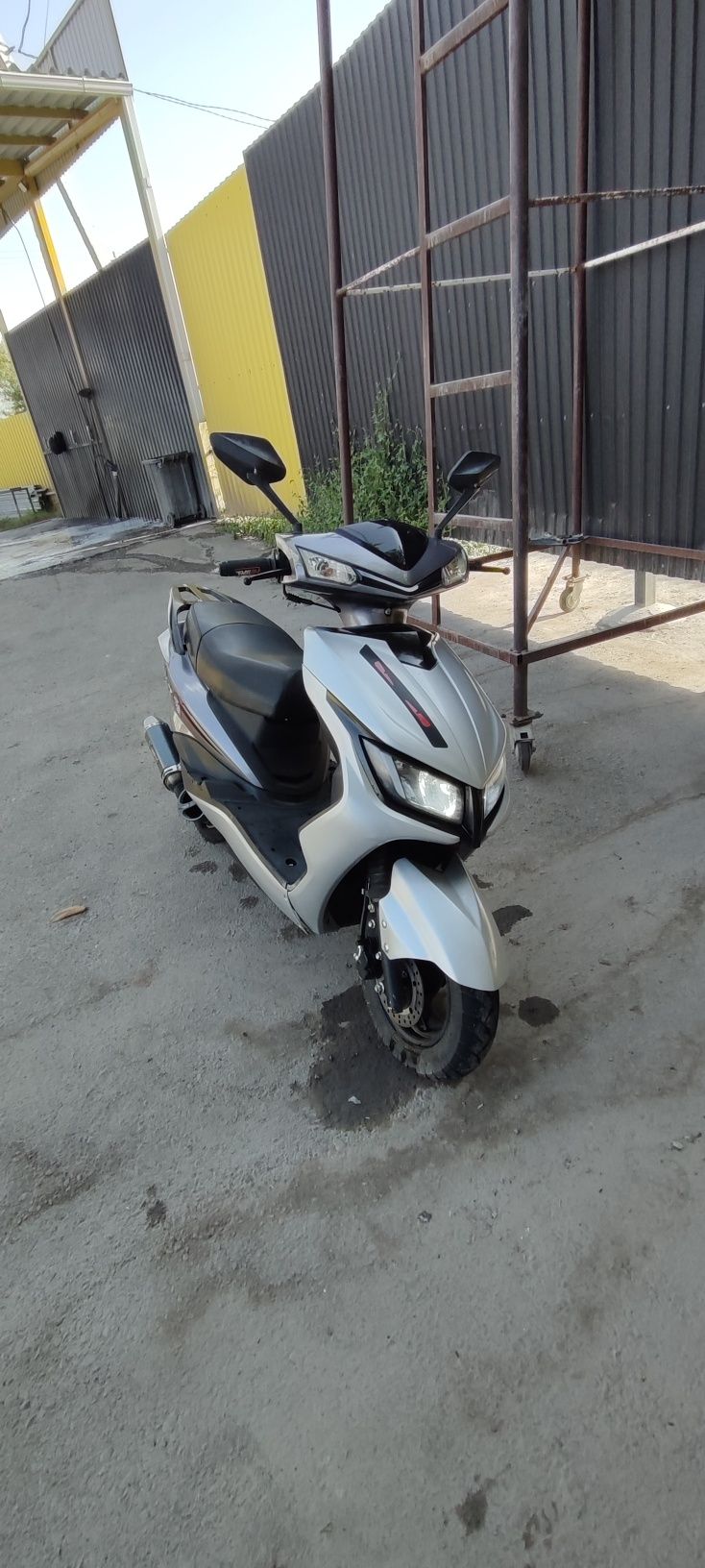 Продается скутер м8