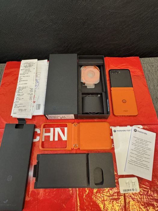 КАТО НОВ 256GB Motorola Razr 50 Гаранция Технополис 2027 Orange