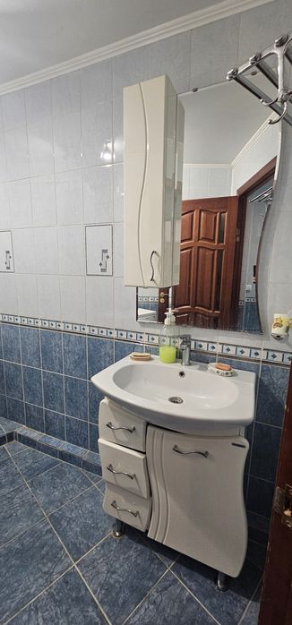 Продам б/у раковину со шкафом и зеркалом