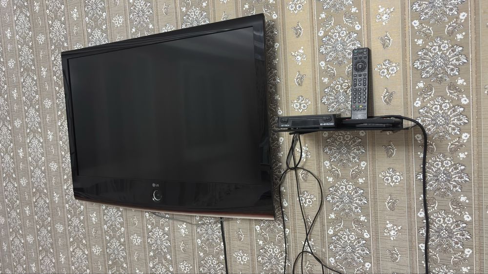 Телевизор LG с подставкой