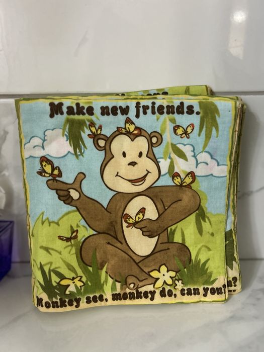 Книжка от плат Маймунка вижда, маймунката прави