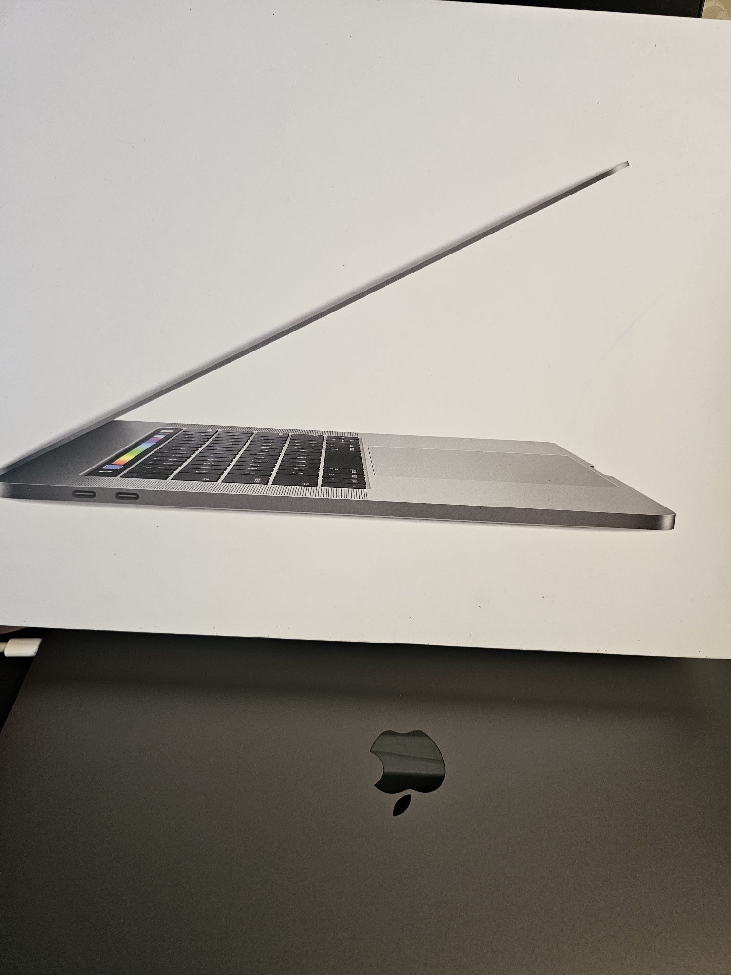 Продам MacBook Apple pro 15 SSD 256GB A1707grey

Детальніше: ht