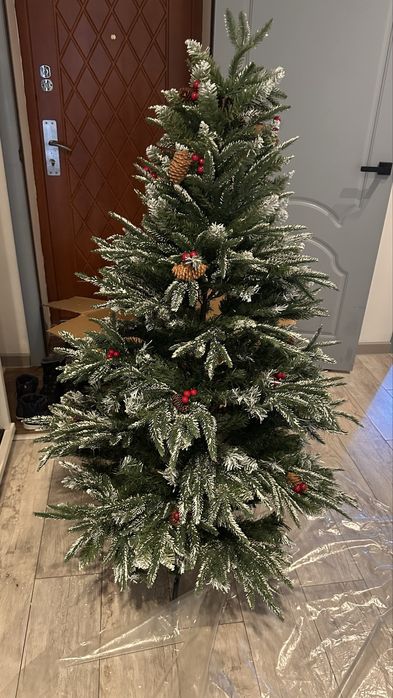 Продаю красивую новогоднюю ёлку.