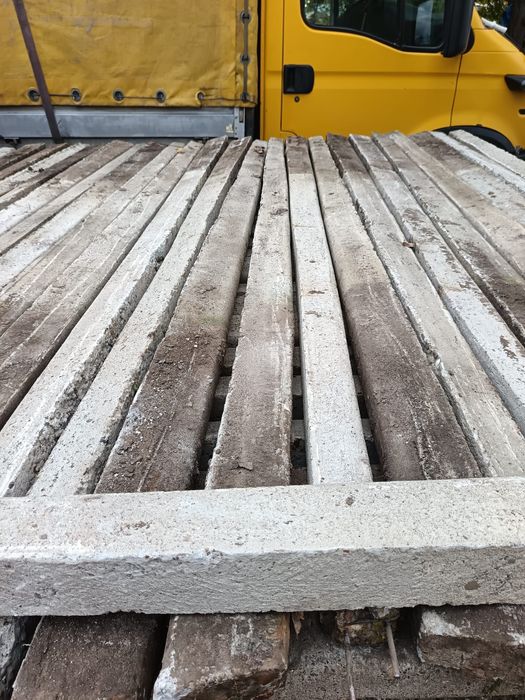 Vând  stâlpi de gard