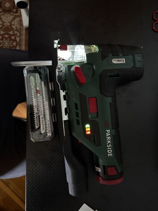 Fierastrau pendular cu acumulator Parkside si incarcator