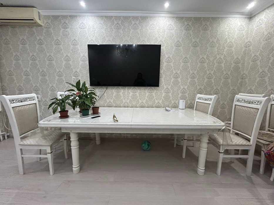 Стол  для гостиной комнаты