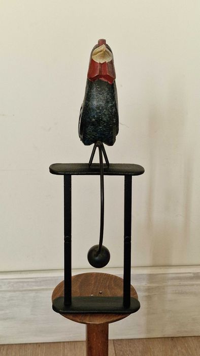 Дървен люлеещ петел на чугунена основа– 30см