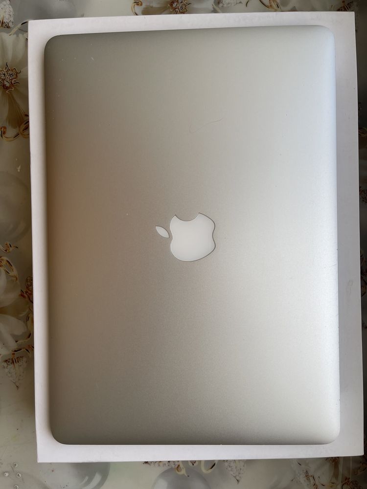 Macbook Air (13 inch, 2017)