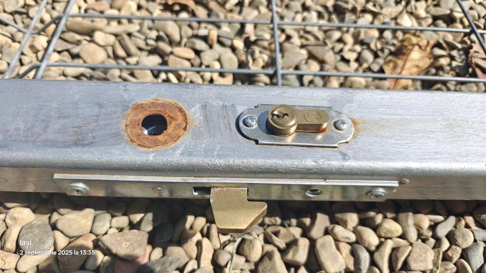 Portița metalica pe șină cu incuieioare și clanța