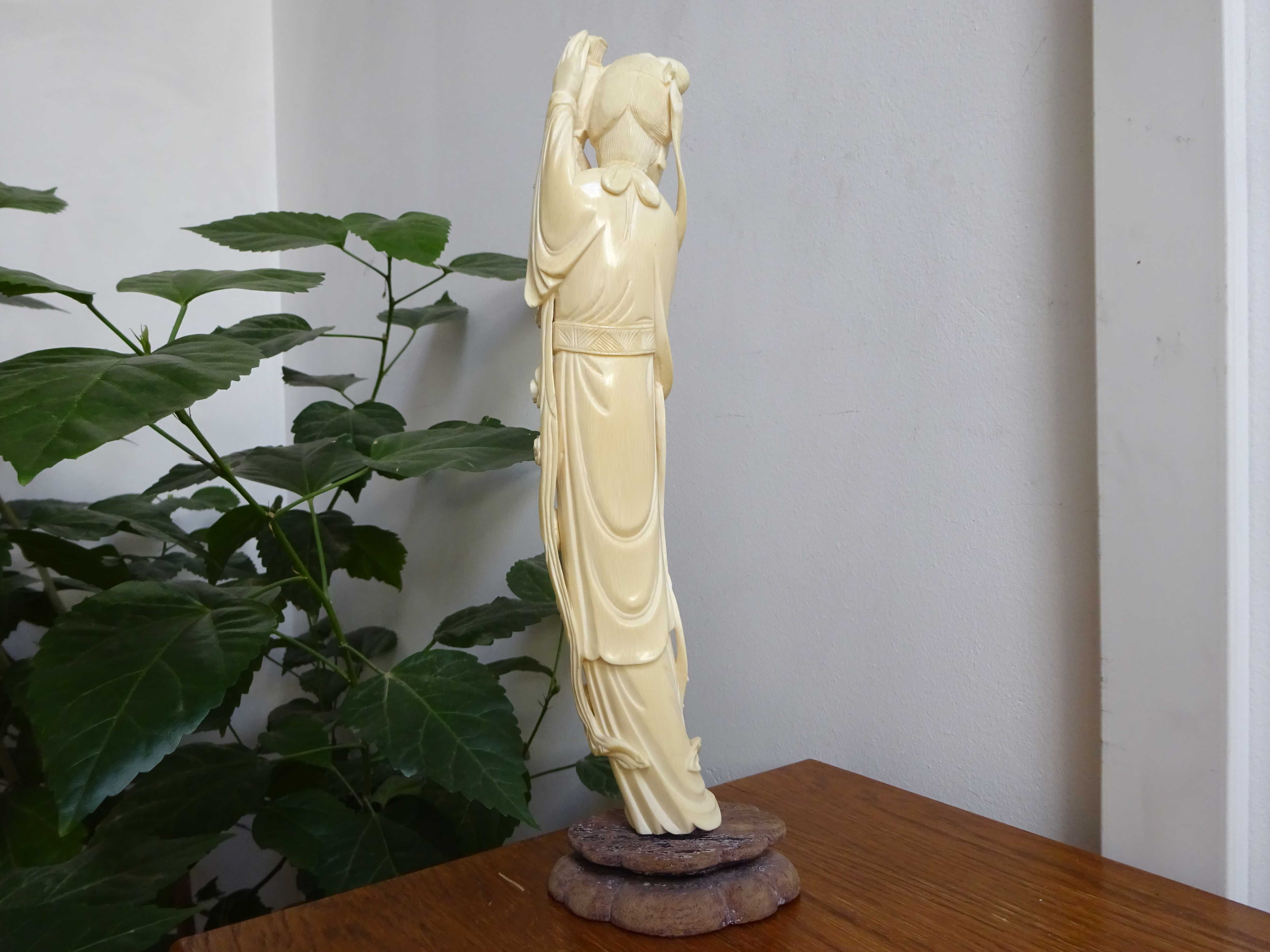 Statueta japoneza din Fildes sculptat, ‘Gheisa cu bujori’ - SUPERBA