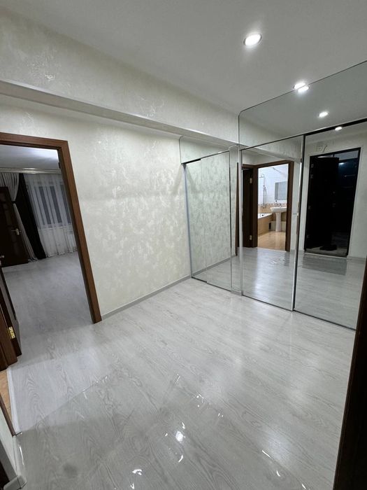 Сотувда 2/2/4 мужал Мархабо  "ЭВОС" лаваш центр оркасида.