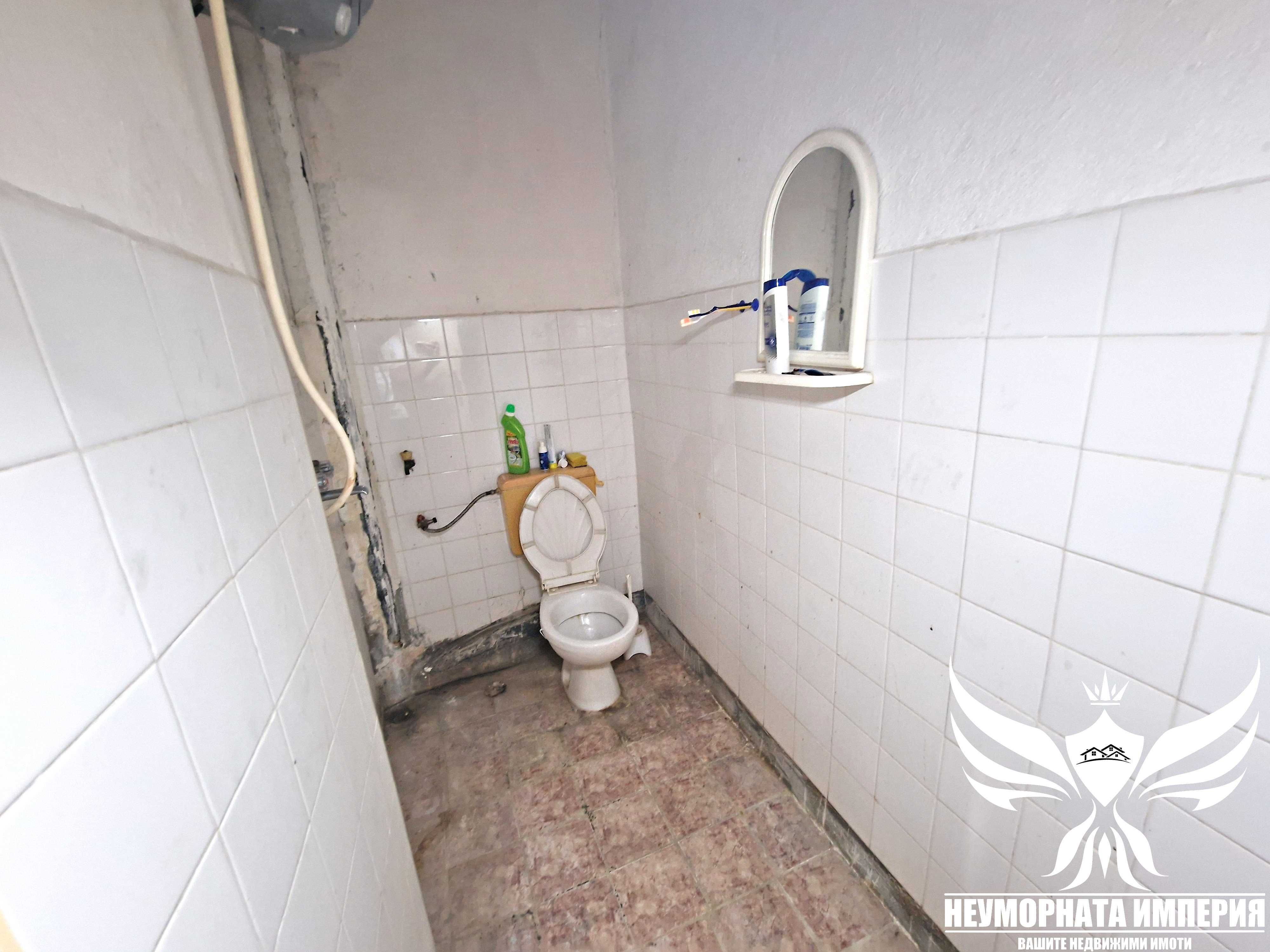Продавам тристаен с гараж, партерни стаи и 219кв. двор в гр.Асеновград