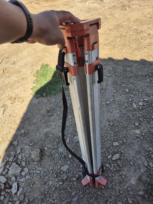 Штатив для нивелира