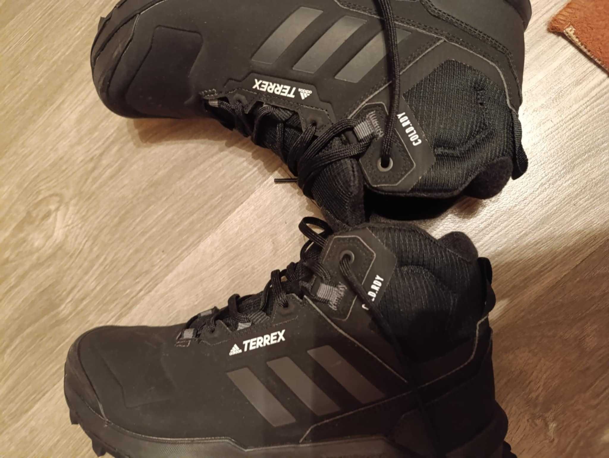 Продавам обувки adidas terrex оригинални