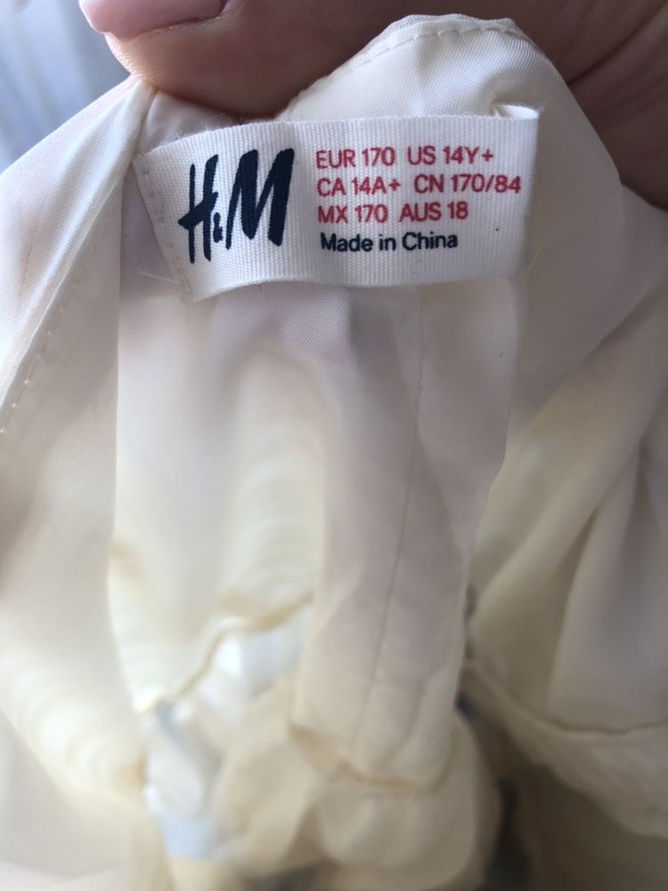 Тюлена рокля H&M в слонова кост