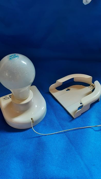 Veioza cu încărcare adaptor sau baterii.