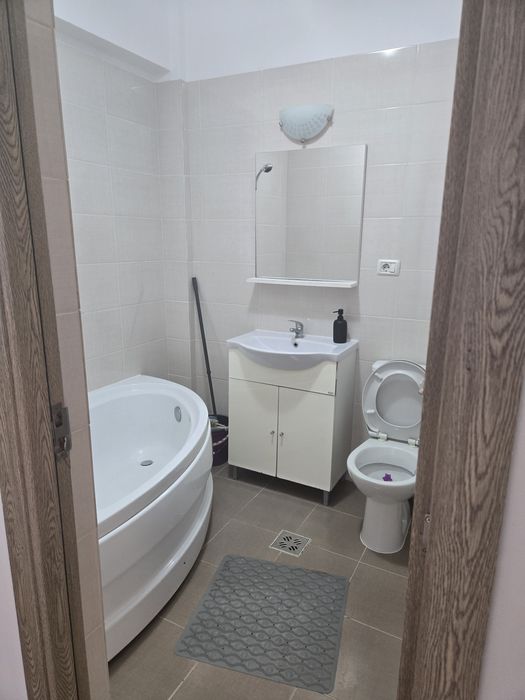 Închiriez apartament