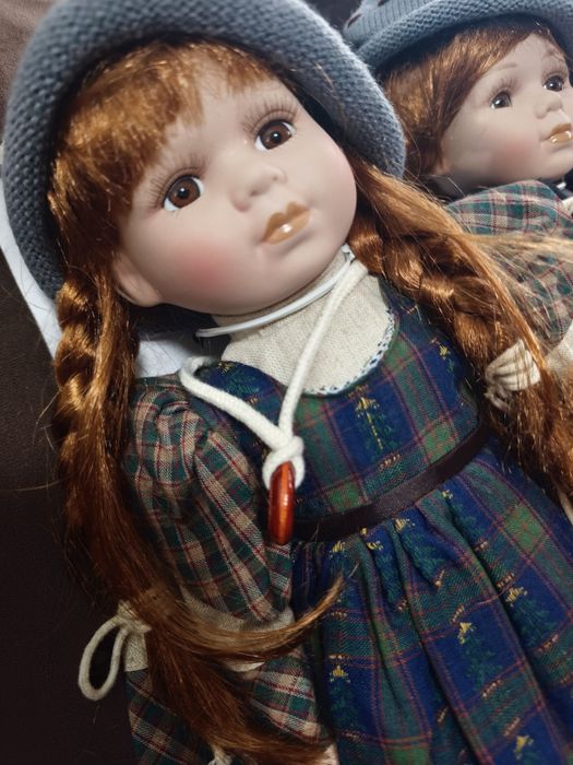 Два броя порцеланови кукли