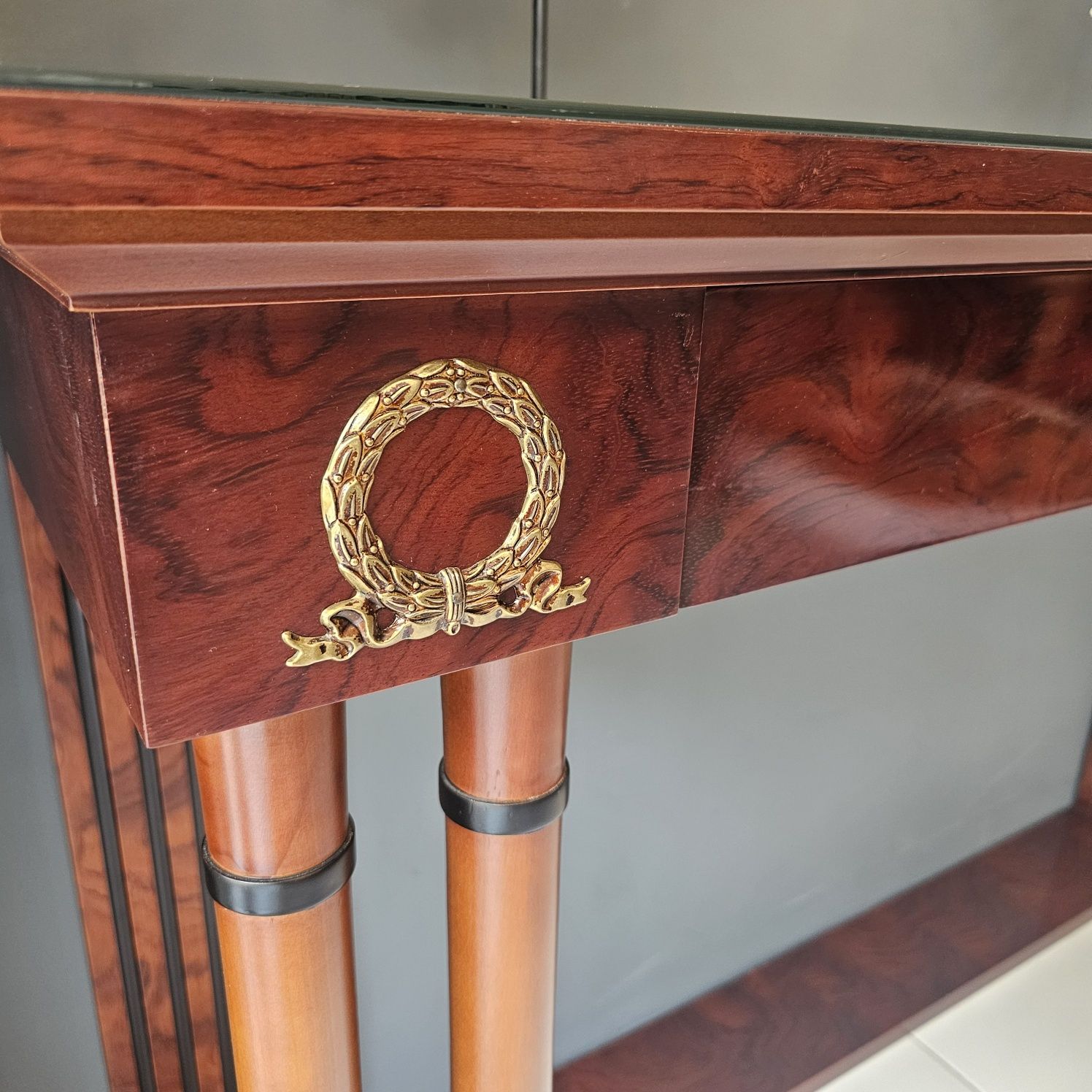 Уникална оригинална конзолна маса Chesterfield.
Лимитирана бройка бути