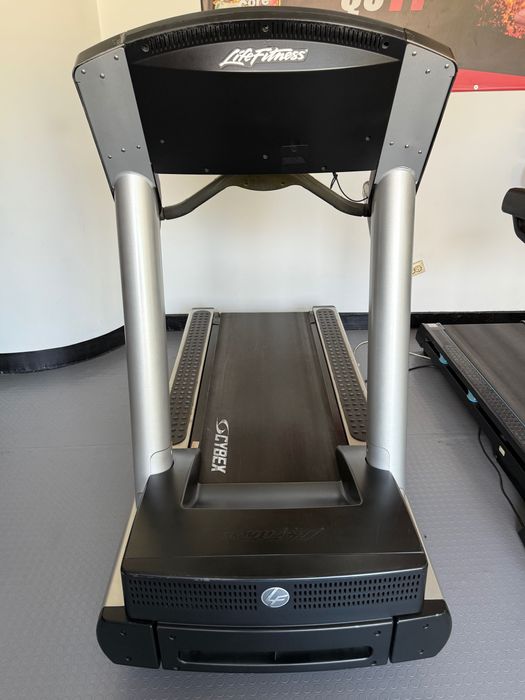 Професионална бягаща пътека - Life Fitness 95T