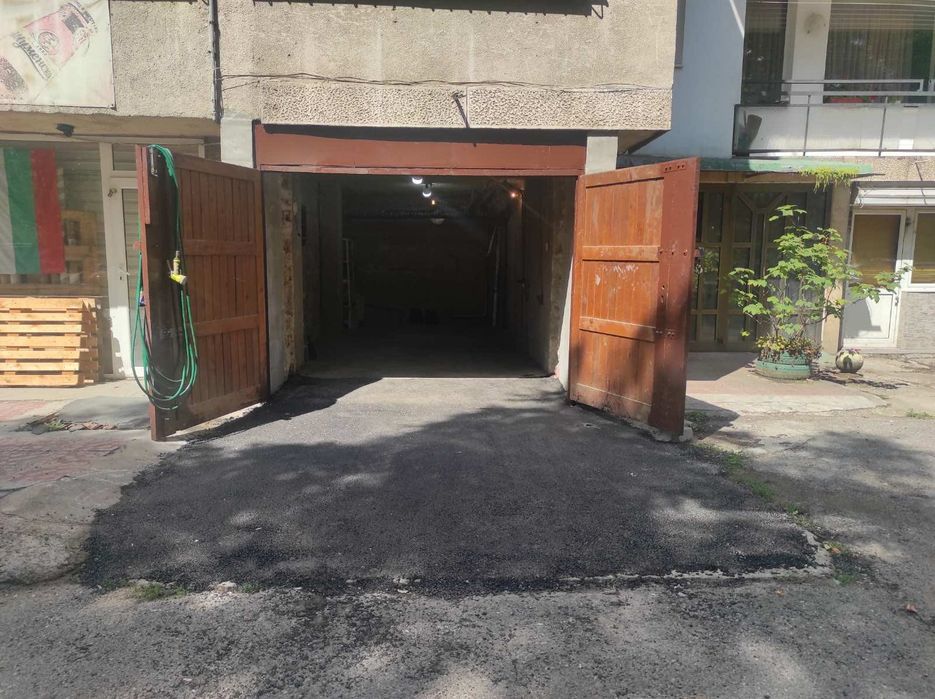 Гараж,Център,партер,ток(зареждане),вода,затв.комплекс