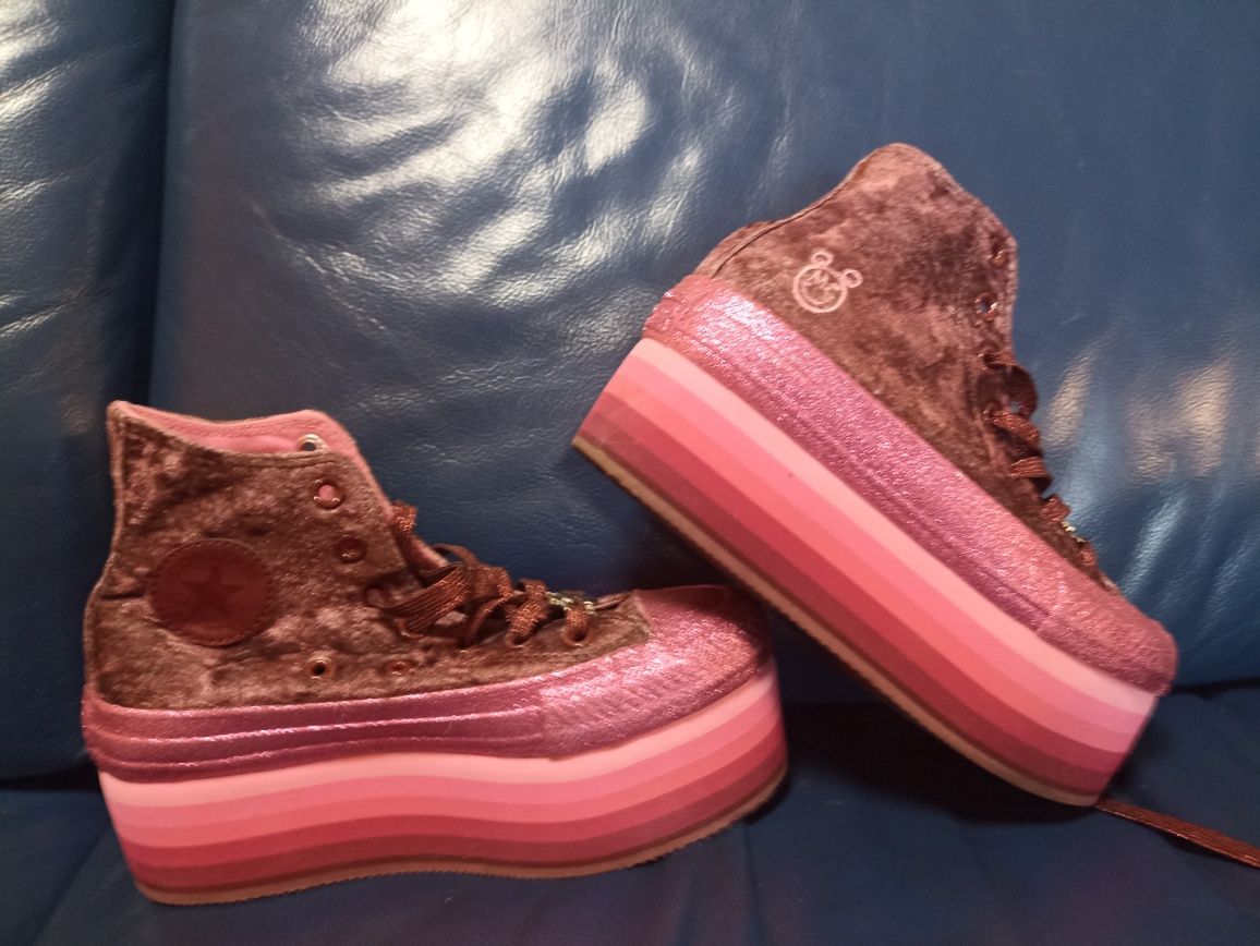 Продавам обувки на converse