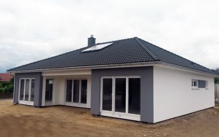 Case pe structură metalică panouri sandwich la cheie sau la roșu
