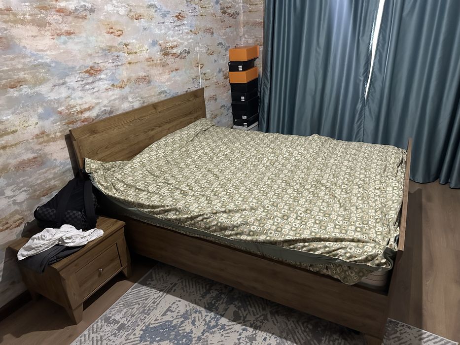 Продам кровать даухспальня, тумбочка