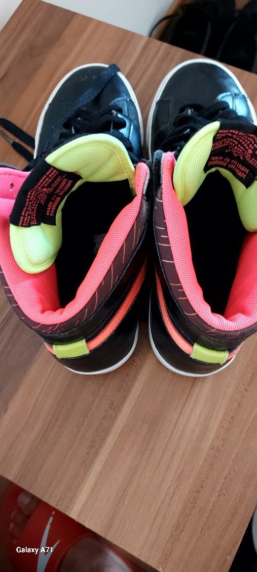 Дамски маратонки Nike,като нови.