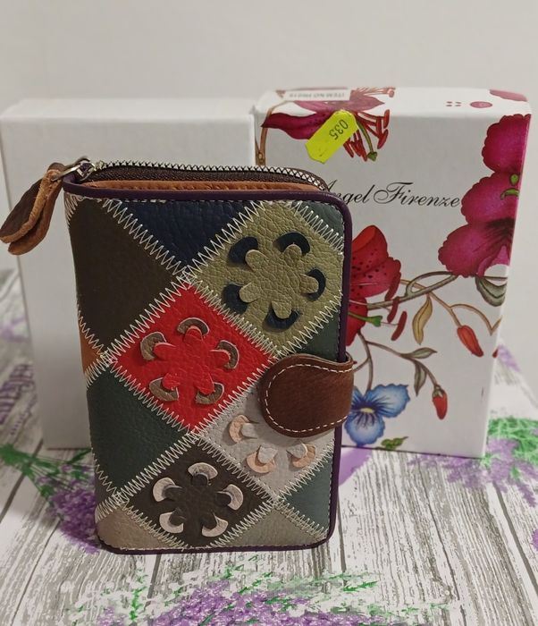 Portofel de dama din piele.