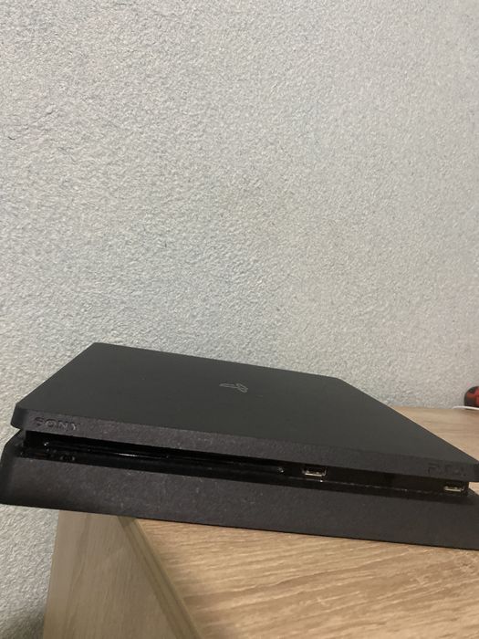 Конзола плейстейшен 4