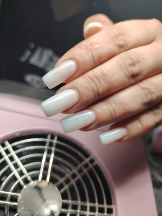 Manichiura cu gel și ojă semi