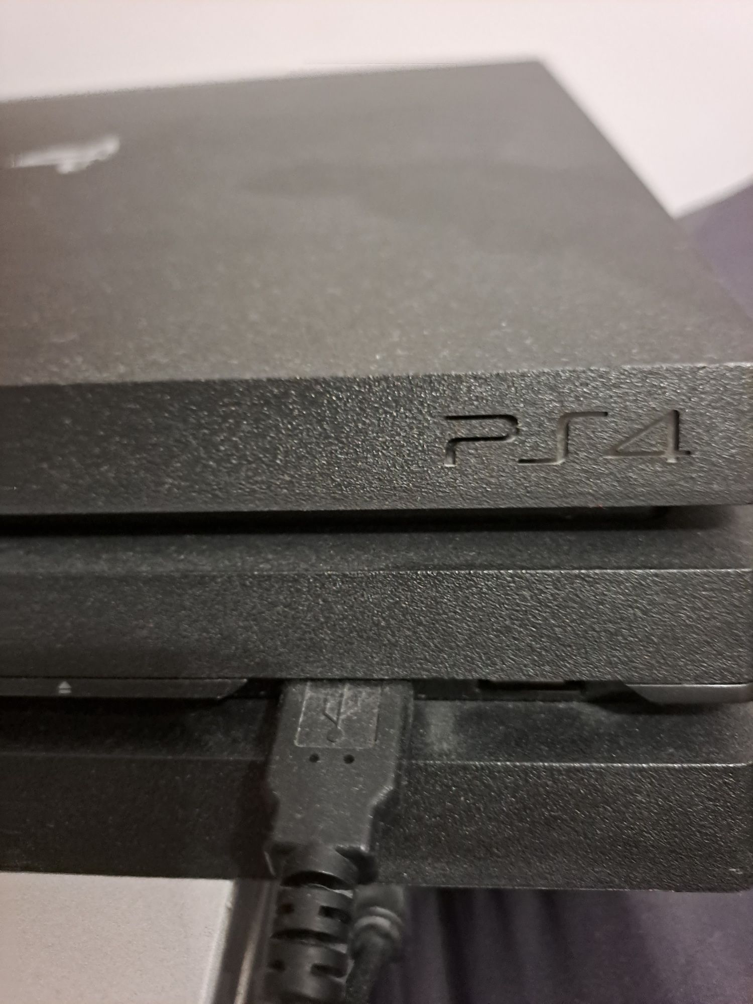 Продавам PS4 Pro 1 TB