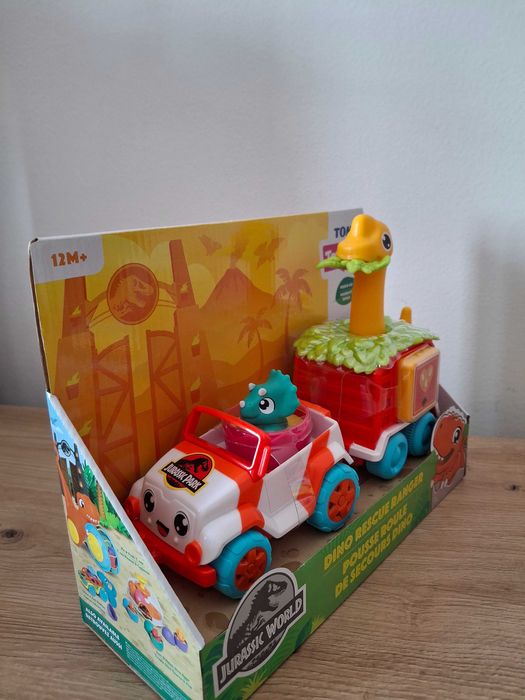 Vand lot cu 2 jucarii de la Tomy- Jurassic Wold