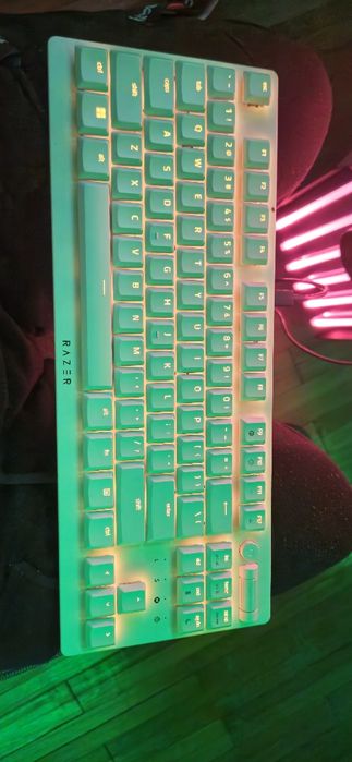 Tastatură SteelSeries și Razer
