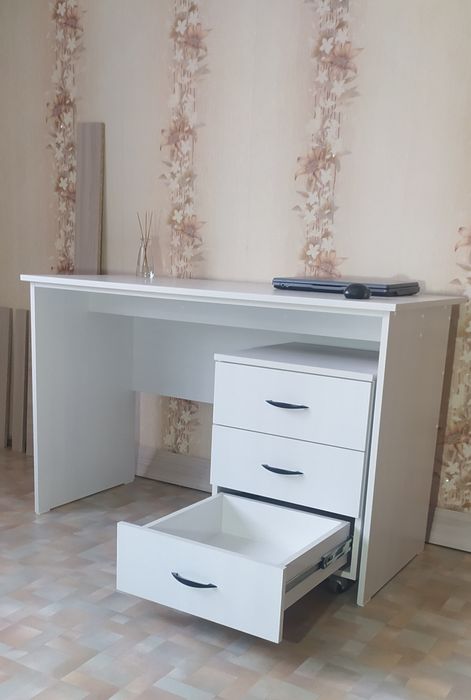 Письменный стол с  тумбой