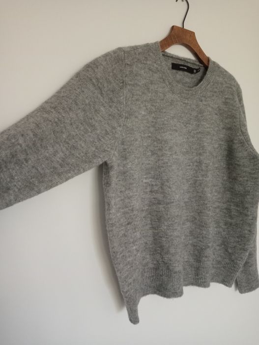 Сив вълнен пуловер