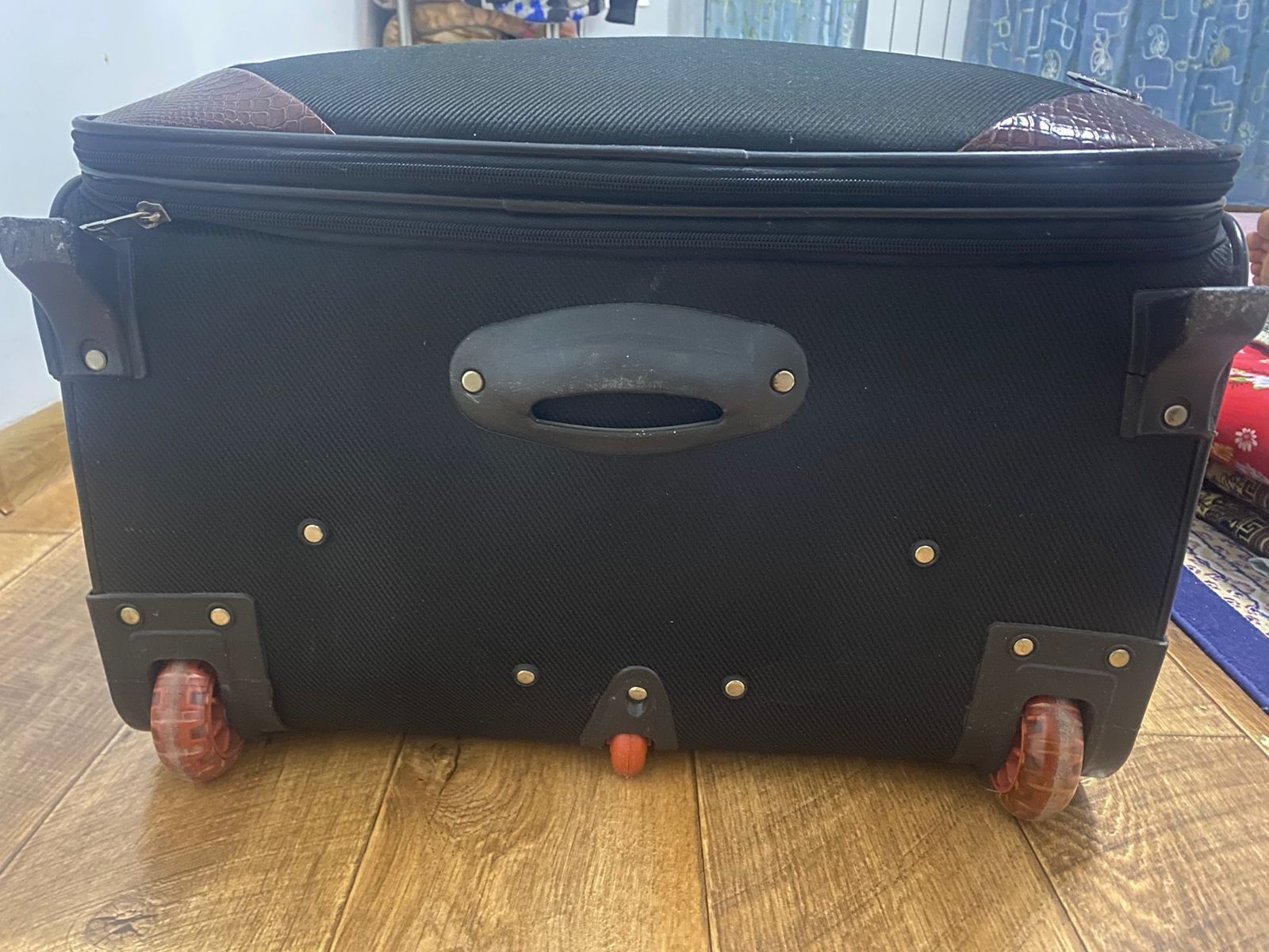 Продам большой чемодан