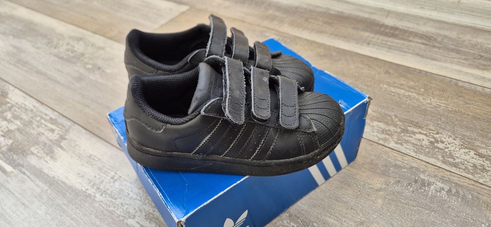 Продавам детски кожени маратонки с лепки Adidas размер 31