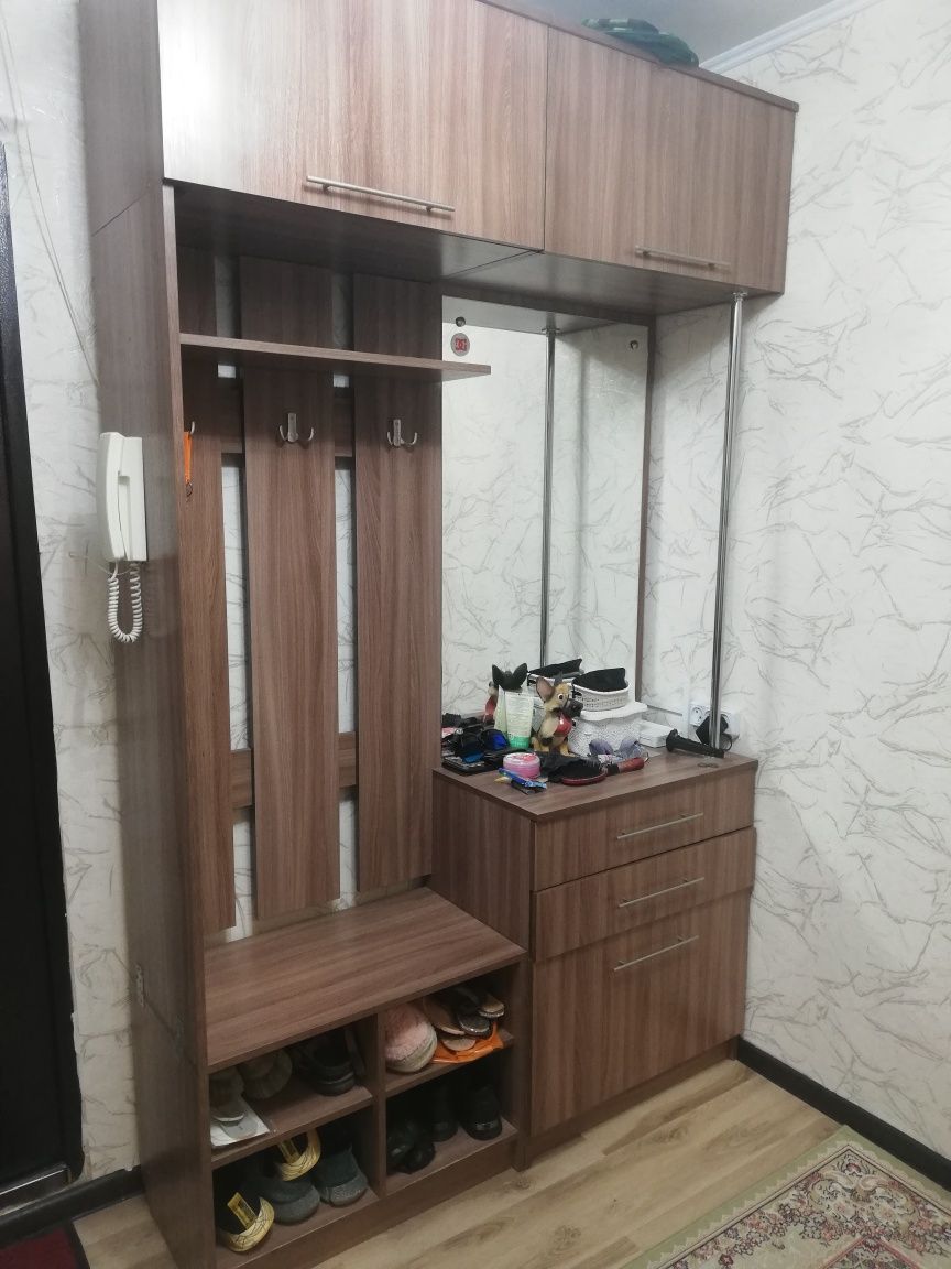 Продам прихожую б/у