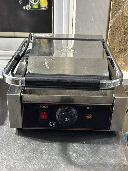 Vand aparatura fast food pentru deschidere !