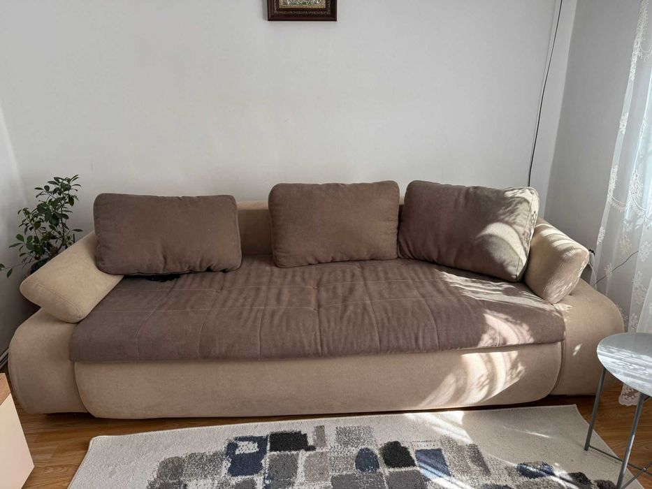 Canapea tapitata extensibilă