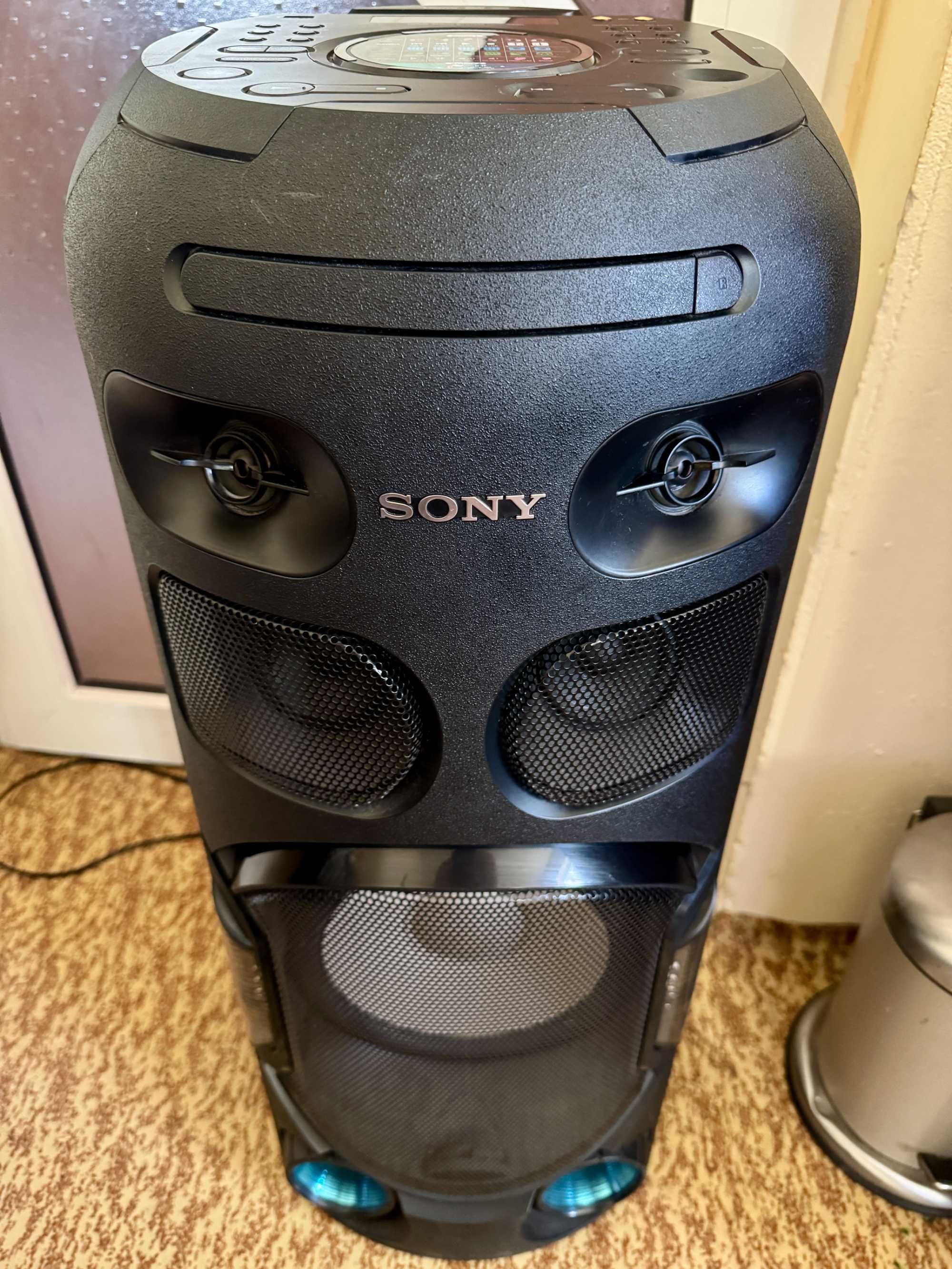 Sony V42D парти система
JET BASS BOOSTER
светлини и режим KARAOKE
