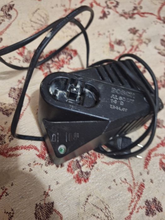 Винтоверт BOSH почти не използван със зарядно към него